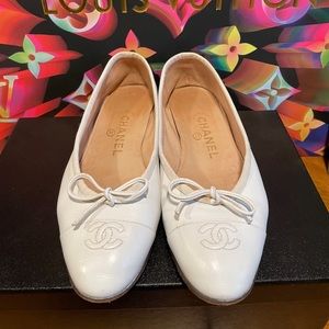 CHANEL Ballerina Flats White Leather Shoe EUC 38.5